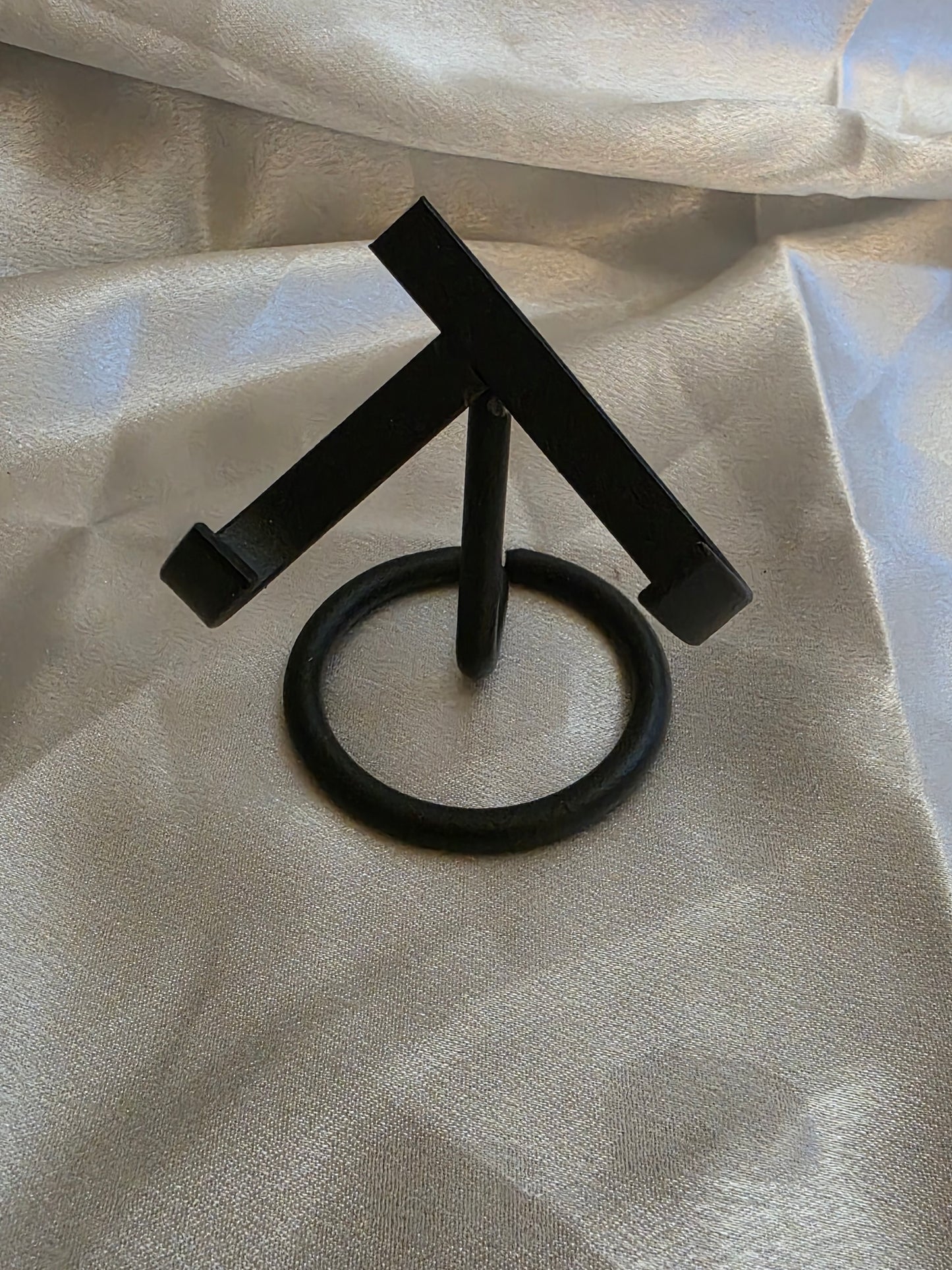 Metal Heart & Crystal Stand – Versatile Display