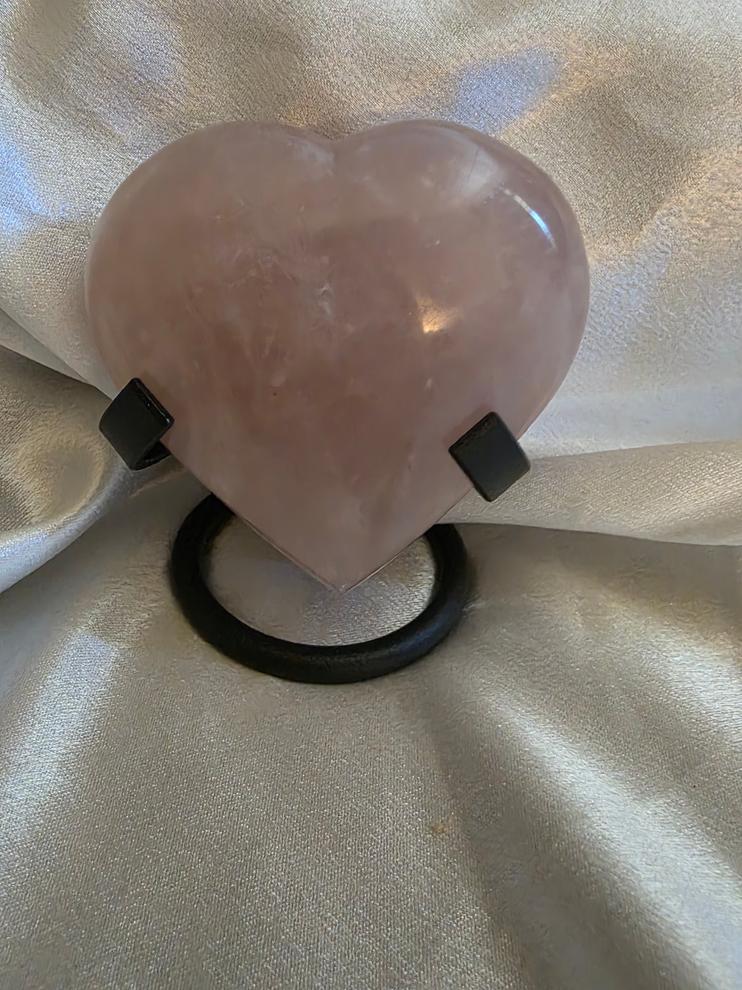 Metal Heart & Crystal Stand – Versatile Display