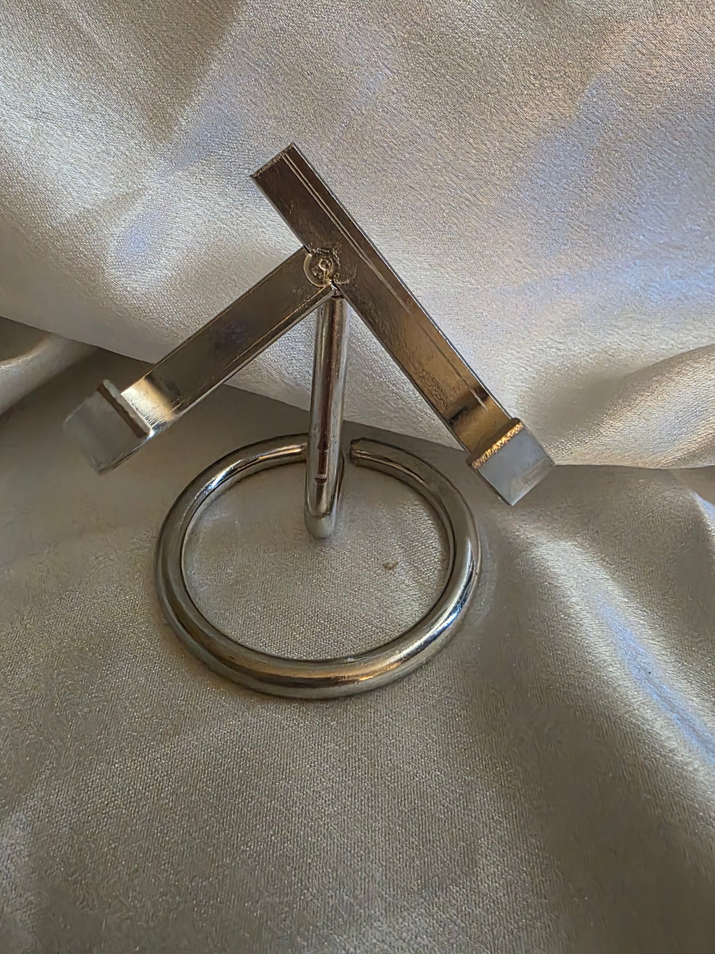 Metal Heart & Crystal Stand – Versatile Display