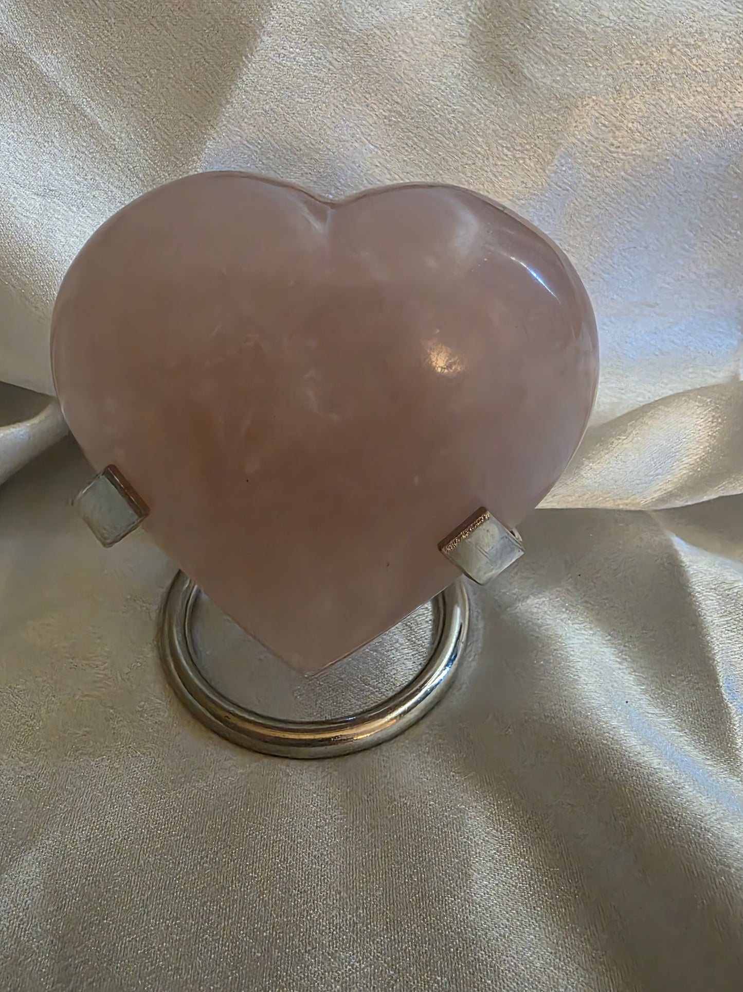 Metal Heart & Crystal Stand – Versatile Display