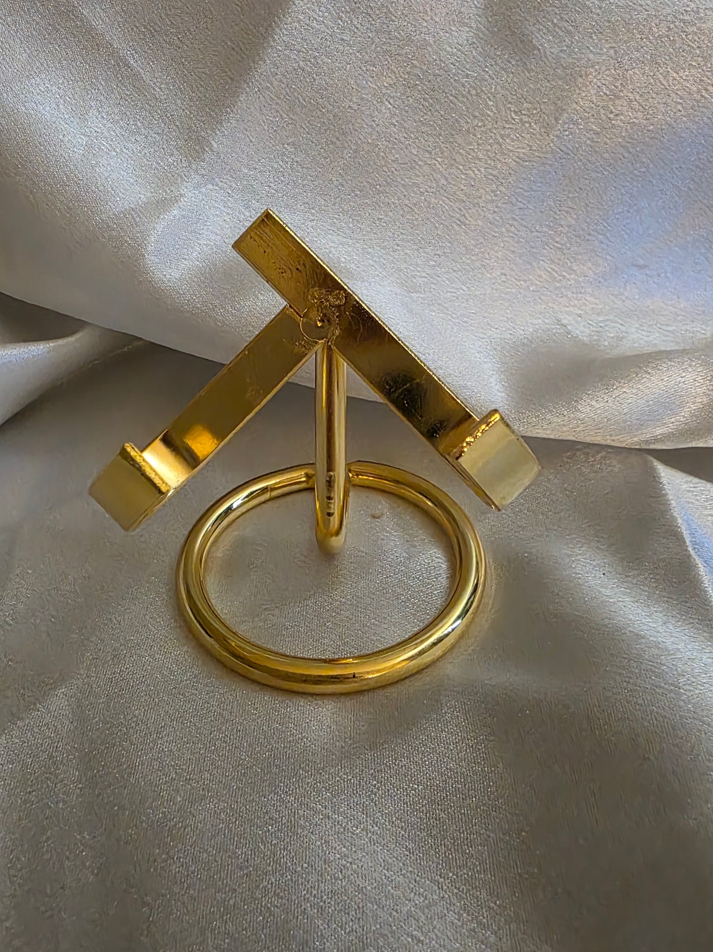 Metal Heart & Crystal Stand – Versatile Display