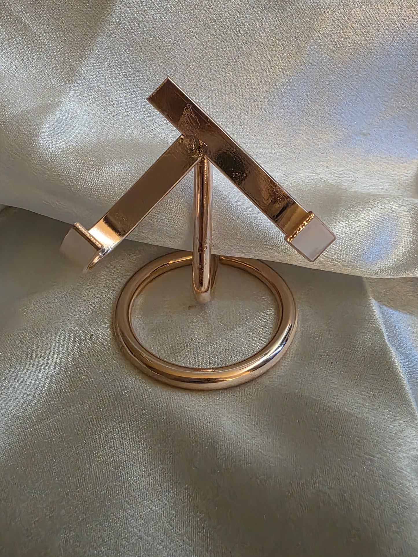 Metal Heart & Crystal Stand – Versatile Display