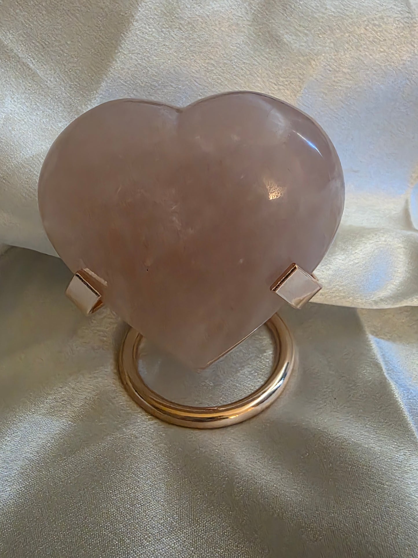 Metal Heart & Crystal Stand – Versatile Display