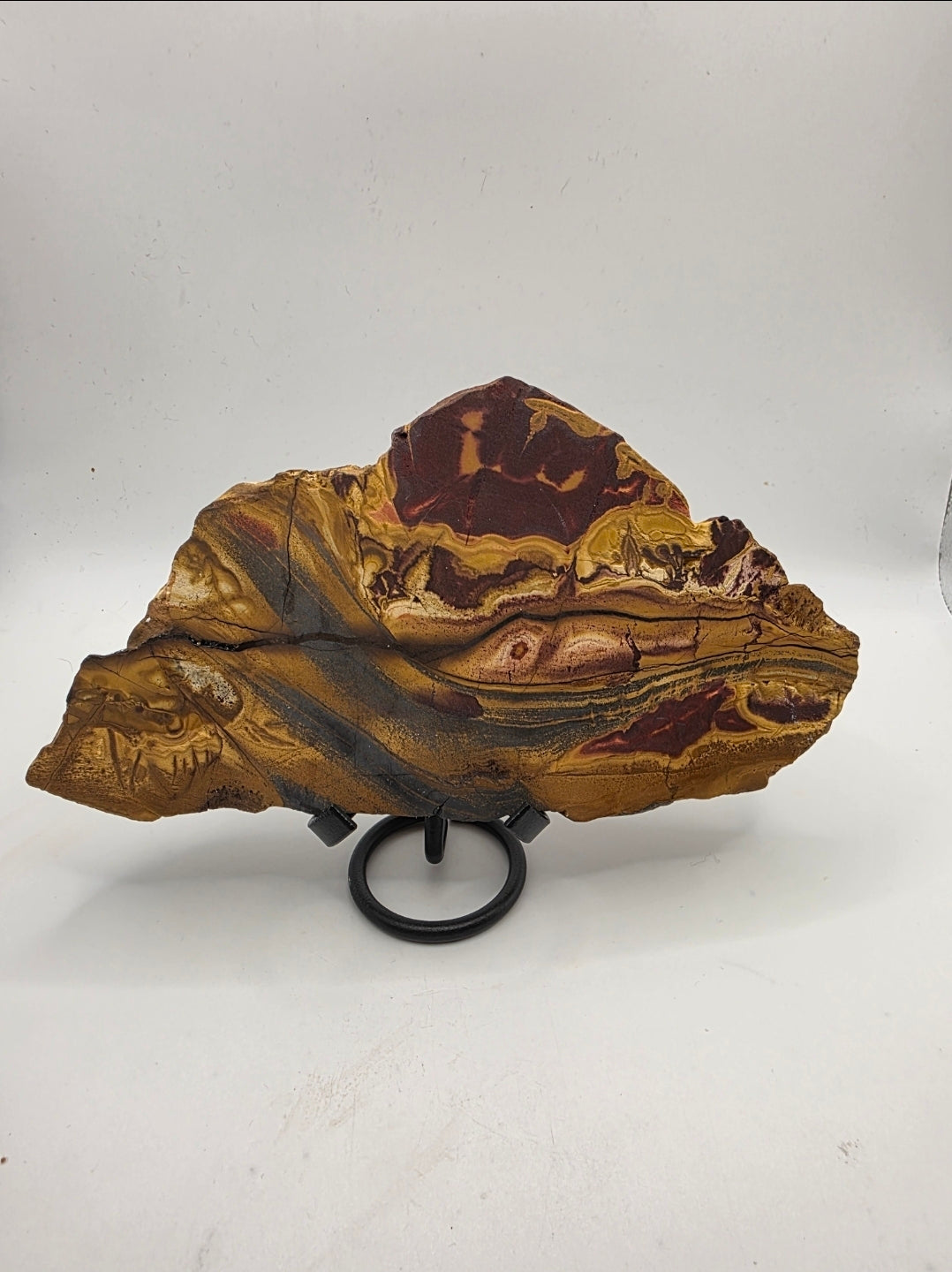 Metal Heart & Crystal Stand – Versatile Display